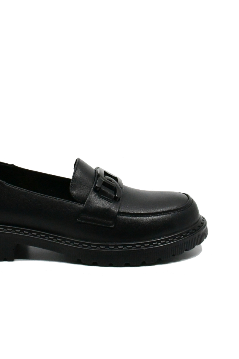 Imagine  Loaferi negri din piele naturală, cu lanț stilizat FNX11513-11