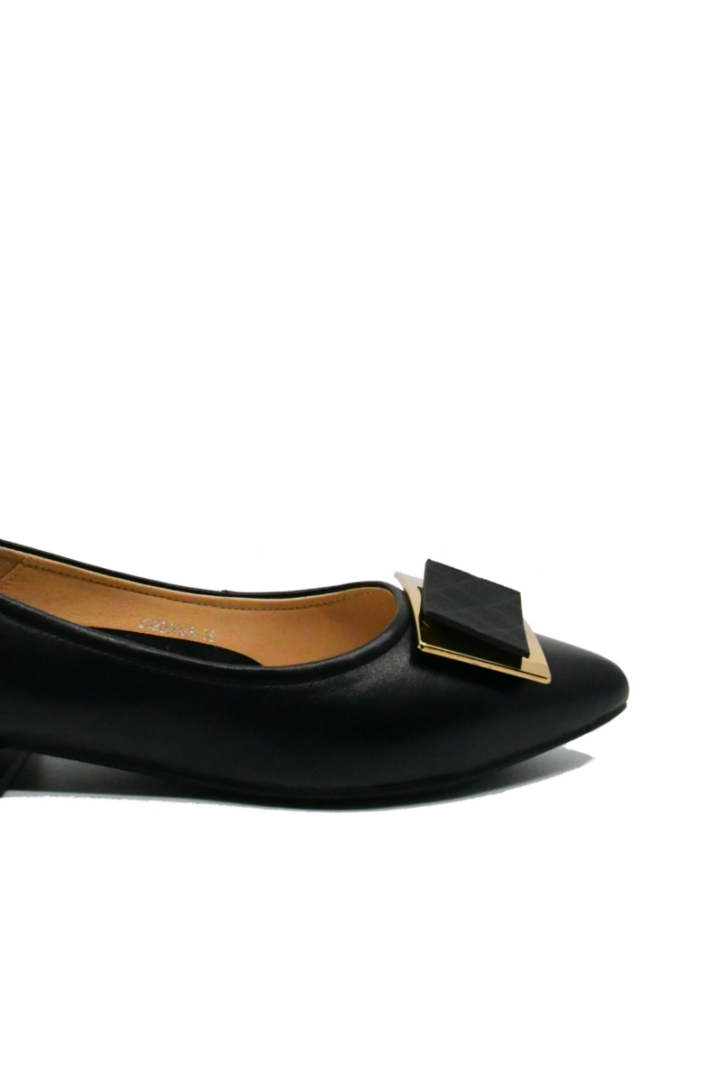 Imagine Pantofi negri din piele naturală, cu accente metalice OTR20002