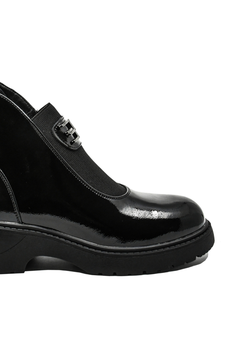 Imagine Ghete ankle din lac negre cu medalion decorativ OTR150037NL