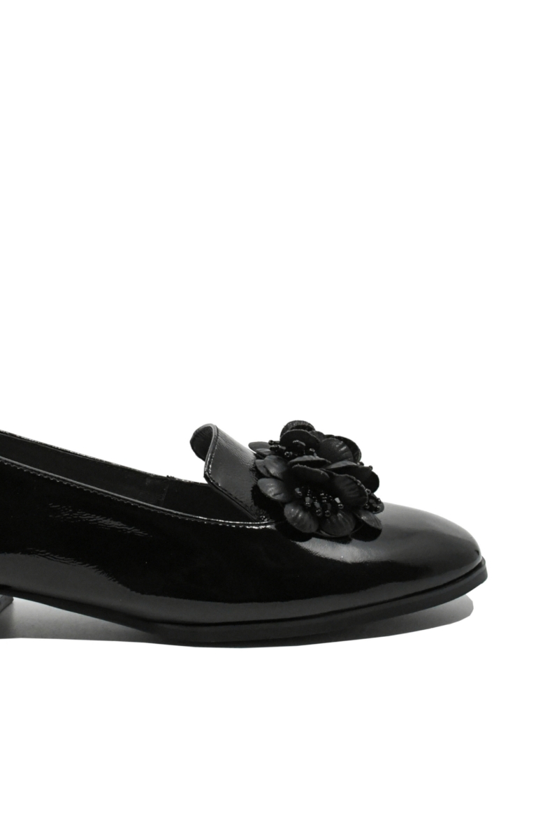 Imagine Pantofi damă negri din lac, cu buchet floral FLG3426