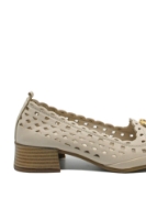 Imagine Pantofi perforați bej din piele naturală, cu pandantiv auriu GOR5680