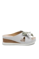 Imagine Saboți wedge albi din piele naturală, cu floare decorativă OTR70436