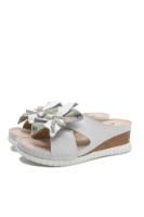 Imagine Saboți wedge albi din piele naturală, cu floare decorativă OTR70436