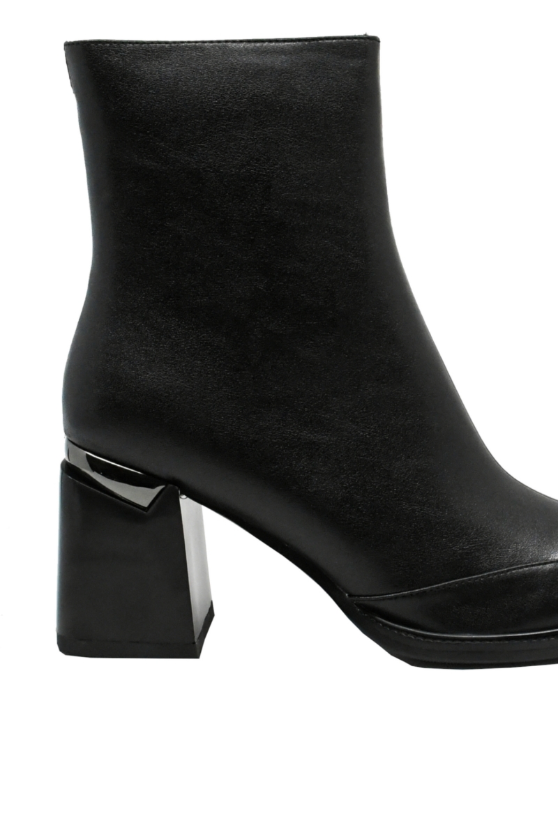 Imagine Botine damă negre, din piele naturală cu vârf pătrat și detalii metalice GOR2534